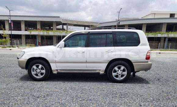 Buy Used Toyota Land Cruiser White Car in Banteay Meanchey in Banteay Meanchey Province Buy Used Toyota Land Cruiser White Car in Banteay Meanchey in Banteay Meanchey Province