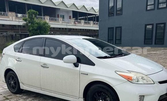 Buy Used Toyota Prius White Car in Phnom Penh in Phnom Penh Buy Used Toyota Prius White Car in Phnom Penh in Phnom Penh