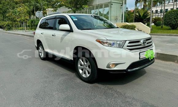 Buy Used Toyota Highlander White Car in Battambang in Battambang Province Buy Used Toyota Highlander White Car in Battambang in Battambang Province