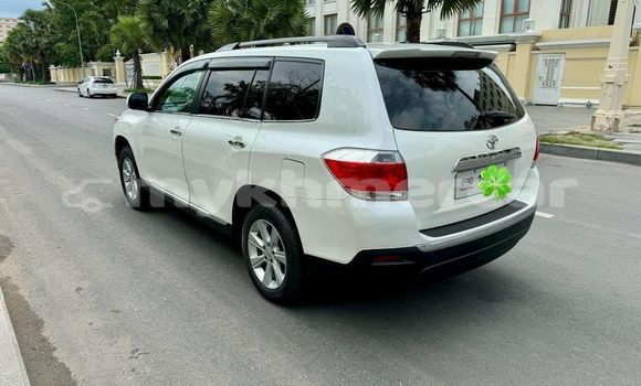 Buy Used Toyota Highlander White Car in Battambang in Battambang Province Buy Used Toyota Highlander White Car in Battambang in Battambang Province