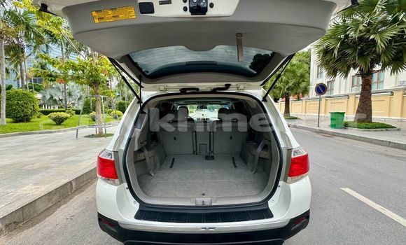 Buy Used Toyota Highlander White Car in Battambang in Battambang Province Buy Used Toyota Highlander White Car in Battambang in Battambang Province