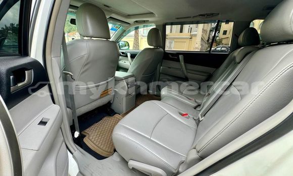Buy Used Toyota Highlander White Car in Battambang in Battambang Province Buy Used Toyota Highlander White Car in Battambang in Battambang Province