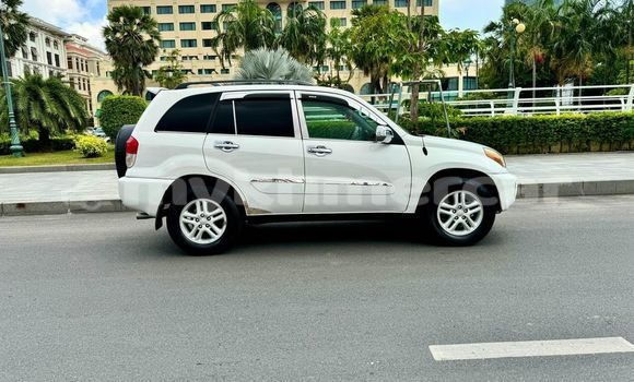 Buy Used Toyota RAV4 White Car in Banteay Meanchey in Banteay Meanchey Province Buy Used Toyota RAV4 White Car in Banteay Meanchey in Banteay Meanchey Province