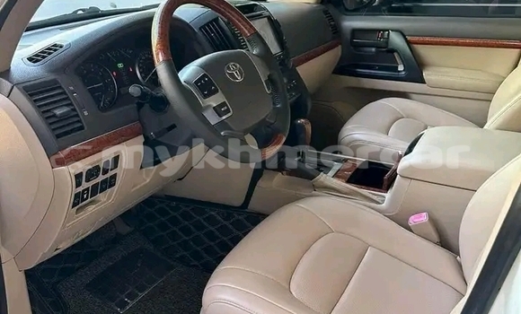 Buy Used Toyota Land Cruiser White Car in Banteay Meanchey in Banteay Meanchey Province Buy Used Toyota Land Cruiser White Car in Banteay Meanchey in Banteay Meanchey Province