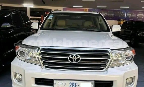 Buy Used Toyota Land Cruiser White Car in Banteay Meanchey in Banteay Meanchey Province Buy Used Toyota Land Cruiser White Car in Banteay Meanchey in Banteay Meanchey Province