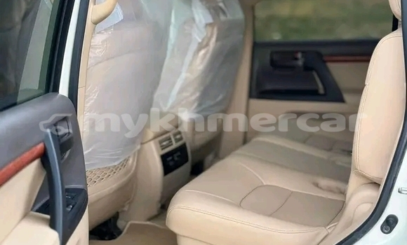Buy Used Toyota Land Cruiser White Car in Cheom Ksan in Preah Vihear Province Buy Used Toyota Land Cruiser White Car in Cheom Ksan in Preah Vihear Province