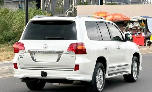 Buy Used Toyota Land Cruiser White Car in Cheom Ksan in Preah Vihear Province Buy Used Toyota Land Cruiser White Car in Cheom Ksan in Preah Vihear Province