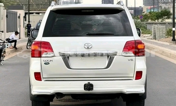 Buy Used Toyota Land Cruiser White Car in Cheom Ksan in Preah Vihear Province Buy Used Toyota Land Cruiser White Car in Cheom Ksan in Preah Vihear Province