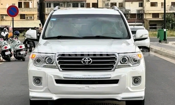 Buy Used Toyota Land Cruiser White Car in Cheom Ksan in Preah Vihear Province Buy Used Toyota Land Cruiser White Car in Cheom Ksan in Preah Vihear Province