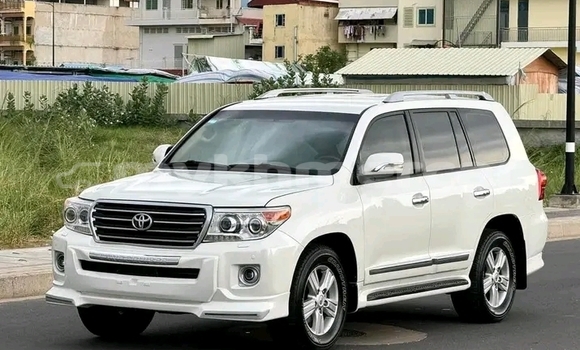 Buy Used Toyota Land Cruiser White Car in Cheom Ksan in Preah Vihear Province Buy Used Toyota Land Cruiser White Car in Cheom Ksan in Preah Vihear Province
