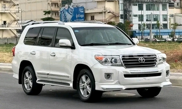 Buy Used Toyota Land Cruiser White Car in Cheom Ksan in Preah Vihear Province Buy Used Toyota Land Cruiser White Car in Cheom Ksan in Preah Vihear Province