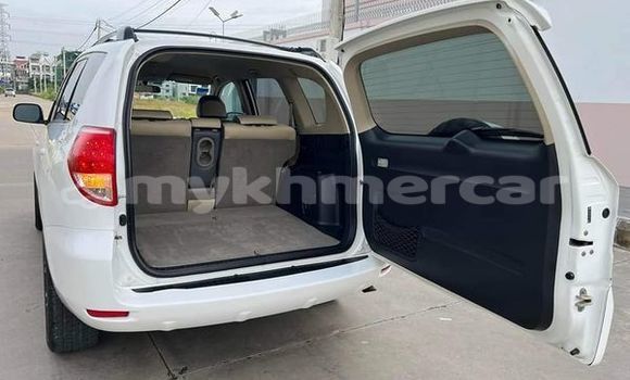 Buy Used Toyota RAV4 White Car in Amleang in Kampong Speu Province Buy Used Toyota RAV4 White Car in Amleang in Kampong Speu Province