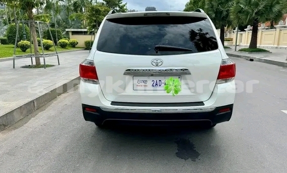 Buy Used Toyota Highlander White Car in Cheom Ksan in Preah Vihear Province Buy Used Toyota Highlander White Car in Cheom Ksan in Preah Vihear Province