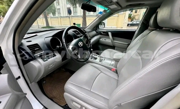 Buy Used Toyota Highlander White Car in Cheom Ksan in Preah Vihear Province Buy Used Toyota Highlander White Car in Cheom Ksan in Preah Vihear Province