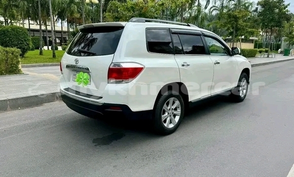 Buy Used Toyota Highlander White Car in Cheom Ksan in Preah Vihear Province Buy Used Toyota Highlander White Car in Cheom Ksan in Preah Vihear Province