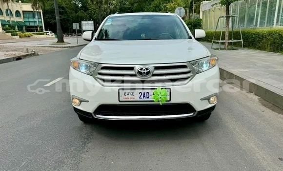 Buy Used Toyota Highlander White Car in Cheom Ksan in Preah Vihear Province Buy Used Toyota Highlander White Car in Cheom Ksan in Preah Vihear Province