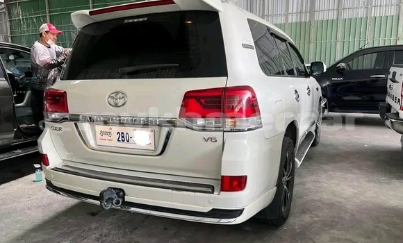 Buy Used Toyota Land Cruiser White Car in Cheom Ksan in Preah Vihear Province Buy Used Toyota Land Cruiser White Car in Cheom Ksan in Preah Vihear Province