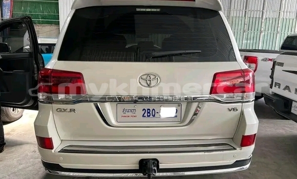 Buy Used Toyota Land Cruiser White Car in Cheom Ksan in Preah Vihear Province Buy Used Toyota Land Cruiser White Car in Cheom Ksan in Preah Vihear Province