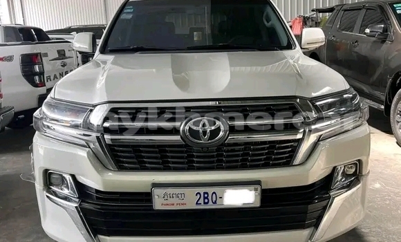 Buy Used Toyota Land Cruiser White Car in Cheom Ksan in Preah Vihear Province Buy Used Toyota Land Cruiser White Car in Cheom Ksan in Preah Vihear Province
