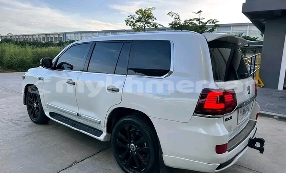 Buy Used Toyota Land Cruiser White Car in Dăm Thnăm in Kampot Province Buy Used Toyota Land Cruiser White Car in Dăm Thnăm in Kampot Province