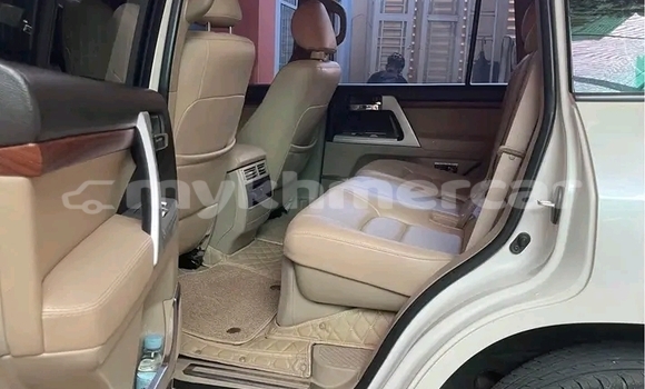 Buy Used Toyota Land Cruiser White Car in Cheom Ksan in Preah Vihear Province Buy Used Toyota Land Cruiser White Car in Cheom Ksan in Preah Vihear Province