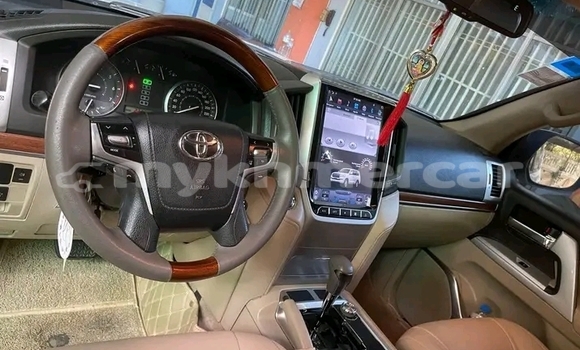 Buy Used Toyota Land Cruiser White Car in Cheom Ksan in Preah Vihear Province Buy Used Toyota Land Cruiser White Car in Cheom Ksan in Preah Vihear Province