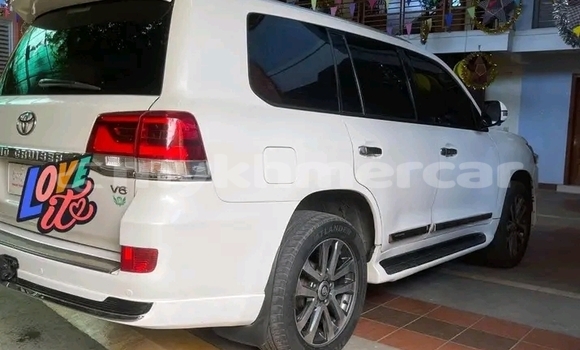 Buy Used Toyota Land Cruiser White Car in Cheom Ksan in Preah Vihear Province Buy Used Toyota Land Cruiser White Car in Cheom Ksan in Preah Vihear Province