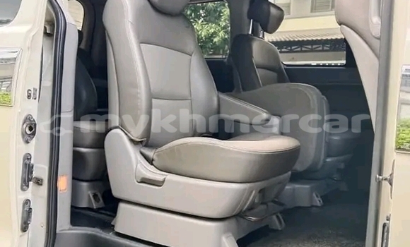 Acheter Occasion Voiture Toyota Noah Blanc à Cheom Ksan, Preah Vihear Province Acheter Occasion Voiture Toyota Noah Blanc à Cheom Ksan, Preah Vihear Province