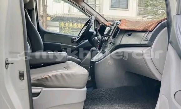 Acheter Occasion Voiture Toyota Noah Blanc à Cheom Ksan, Preah Vihear Province Acheter Occasion Voiture Toyota Noah Blanc à Cheom Ksan, Preah Vihear Province