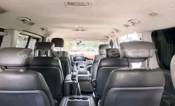 Acheter Occasion Voiture Toyota Noah Blanc à Cheom Ksan, Preah Vihear Province Acheter Occasion Voiture Toyota Noah Blanc à Cheom Ksan, Preah Vihear Province