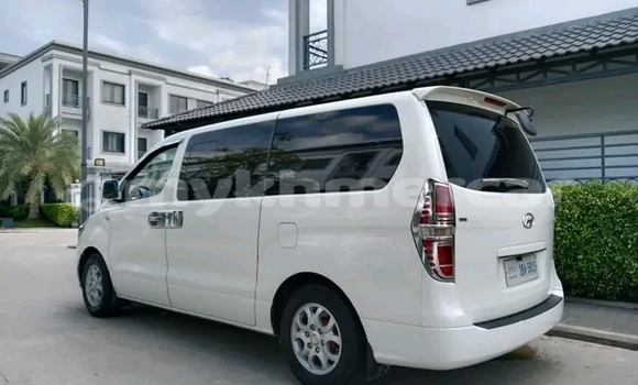 Acheter Occasion Voiture Toyota Noah Blanc à Cheom Ksan, Preah Vihear Province Acheter Occasion Voiture Toyota Noah Blanc à Cheom Ksan, Preah Vihear Province