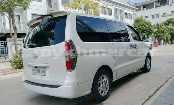 Acheter Occasion Voiture Toyota Noah Blanc à Cheom Ksan, Preah Vihear Province Acheter Occasion Voiture Toyota Noah Blanc à Cheom Ksan, Preah Vihear Province