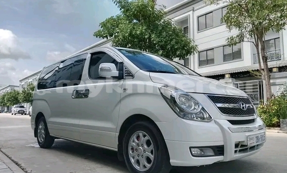 Acheter Occasion Voiture Toyota Noah Blanc à Cheom Ksan, Preah Vihear Province Acheter Occasion Voiture Toyota Noah Blanc à Cheom Ksan, Preah Vihear Province