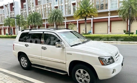 Acheter Occasion Voiture Toyota Highlander Blanc à Cheom Ksan, Preah Vihear Province Acheter Occasion Voiture Toyota Highlander Blanc à Cheom Ksan, Preah Vihear Province