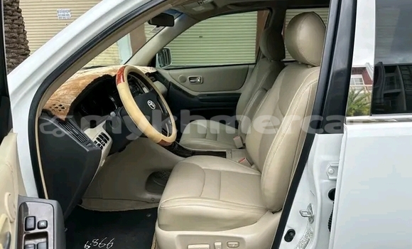 Acheter Occasion Voiture Toyota Highlander Blanc à Cheom Ksan, Preah Vihear Province Acheter Occasion Voiture Toyota Highlander Blanc à Cheom Ksan, Preah Vihear Province