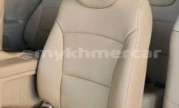 Buy Used Hyundai H1 White Car in Cheom Ksan in Preah Vihear Province