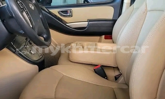 Acheter Occasion Voiture Hyundai H1 Blanc à Cheom Ksan, Preah Vihear Province Acheter Occasion Voiture Hyundai H1 Blanc à Cheom Ksan, Preah Vihear Province