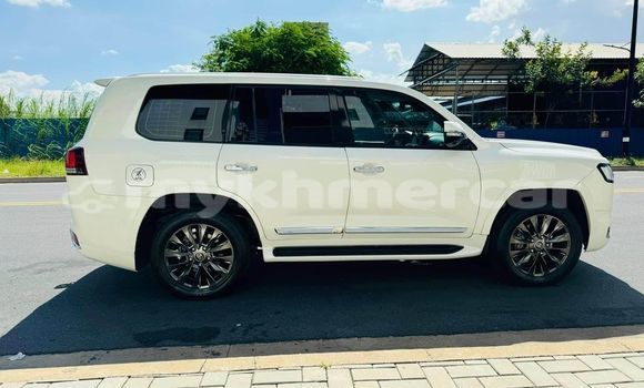 Buy Used Toyota Land Cruiser White Car in Chbar Mon in Kampong Speu Province Buy Used Toyota Land Cruiser White Car in Chbar Mon in Kampong Speu Province