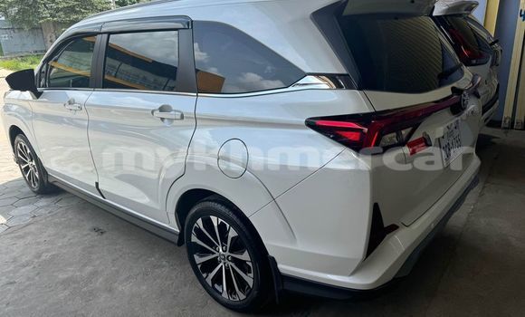 Buy Used Toyota Verso White Car in Chbar Mon in Kampong Speu Province Buy Used Toyota Verso White Car in Chbar Mon in Kampong Speu Province