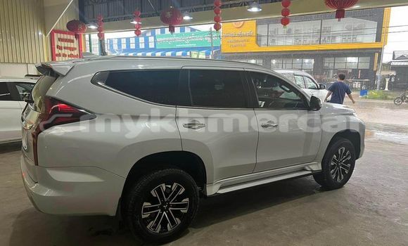 Buy Used Mitsubishi Pajero White Car in Banteay Meanchey in Banteay Meanchey Province Buy Used Mitsubishi Pajero White Car in Banteay Meanchey in Banteay Meanchey Province