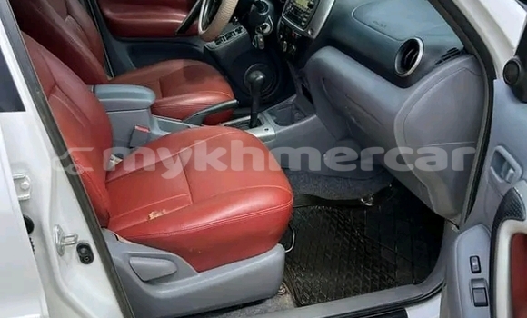 Buy Used Toyota RAV4 White Car in Cheom Ksan in Preah Vihear Province Buy Used Toyota RAV4 White Car in Cheom Ksan in Preah Vihear Province
