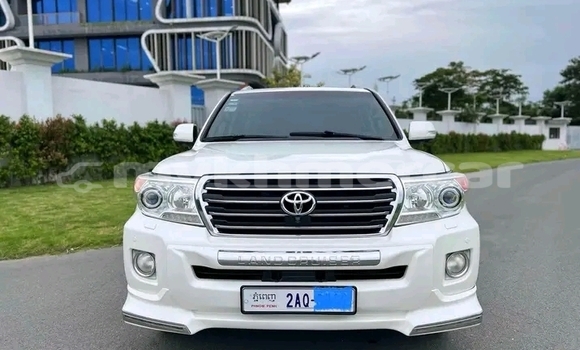 Buy Used Toyota Land Cruiser White Car in Chbar Mon in Kampong Speu Province Buy Used Toyota Land Cruiser White Car in Chbar Mon in Kampong Speu Province