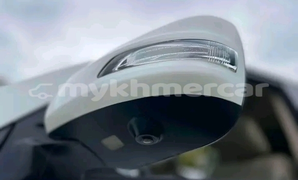 Buy Used Toyota Land Cruiser White Car in Chbar Mon in Kampong Speu Province Buy Used Toyota Land Cruiser White Car in Chbar Mon in Kampong Speu Province