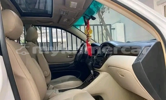 Buy Used Toyota Highlander White Car in Cheom Ksan in Preah Vihear Province Buy Used Toyota Highlander White Car in Cheom Ksan in Preah Vihear Province