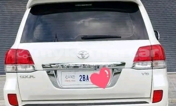Buy Used Toyota Land Cruiser Prado White Car in Cheom Ksan in Preah Vihear Province Buy Used Toyota Land Cruiser Prado White Car in Cheom Ksan in Preah Vihear Province