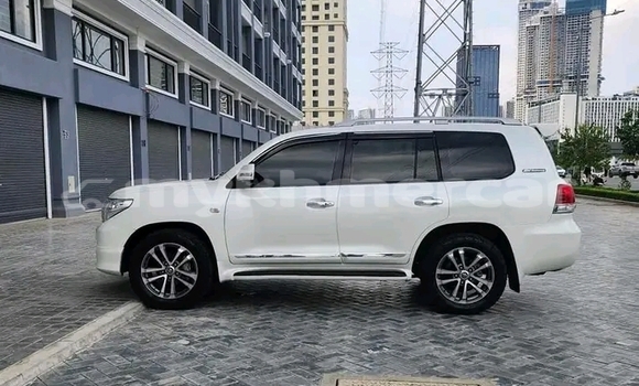 Buy Used Toyota Land Cruiser Prado White Car in Cheom Ksan in Preah Vihear Province Buy Used Toyota Land Cruiser Prado White Car in Cheom Ksan in Preah Vihear Province