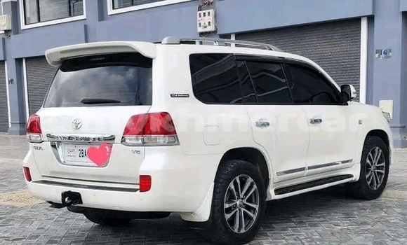 Buy Used Toyota Land Cruiser Prado White Car in Cheom Ksan in Preah Vihear Province Buy Used Toyota Land Cruiser Prado White Car in Cheom Ksan in Preah Vihear Province