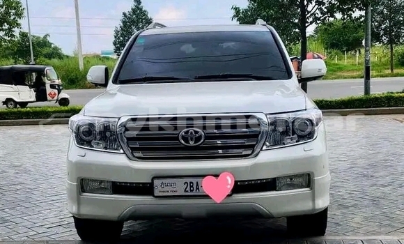 Buy Used Toyota Land Cruiser Prado White Car in Cheom Ksan in Preah Vihear Province Buy Used Toyota Land Cruiser Prado White Car in Cheom Ksan in Preah Vihear Province