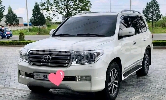 Buy Used Toyota Land Cruiser Prado White Car in Cheom Ksan in Preah Vihear Province Buy Used Toyota Land Cruiser Prado White Car in Cheom Ksan in Preah Vihear Province
