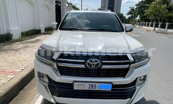 Buy Used Toyota Land Cruiser White Car in Cheom Ksan in Preah Vihear Province Buy Used Toyota Land Cruiser White Car in Cheom Ksan in Preah Vihear Province